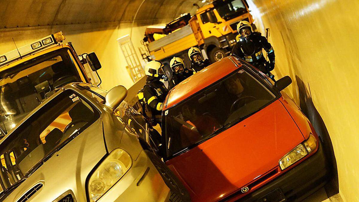 Notfallübung im Gräberntunnel, der dafür gesperrt wurde