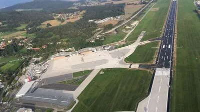 So sieht die sanierte Rollbahn aus der Pilotenperspektive aus