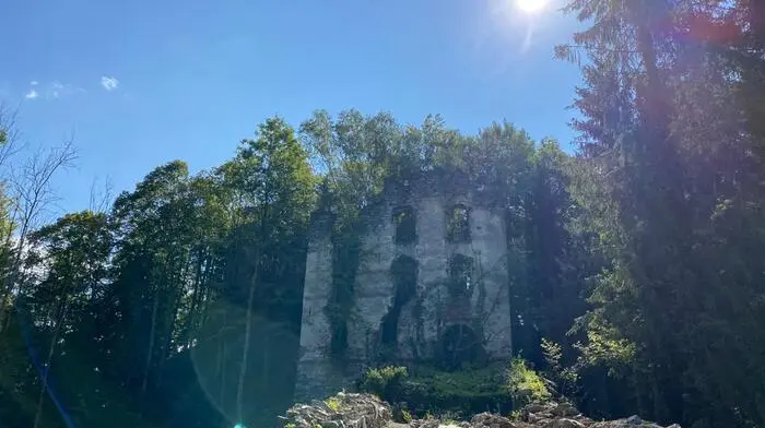 Die Burgruine Waxenegg in der Marktgemeinde Anger.