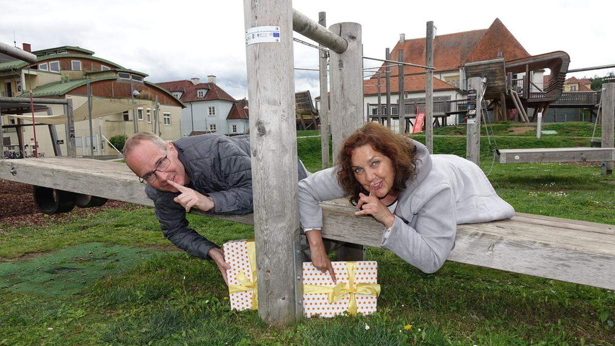 Am Samstag verstecken Michael Haas und Iris Thosold mit ihren Teams Hunderte Bücher in Weiz