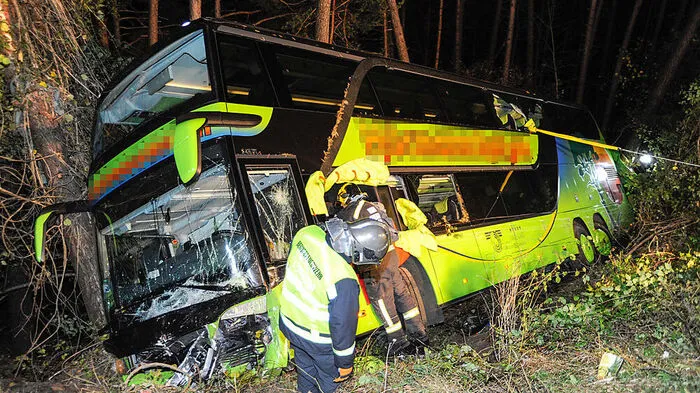 REISEBUS IN ZIRL NACH KOLLISION MIT PKW RUND ZEHN METER ABGESTÜRZT