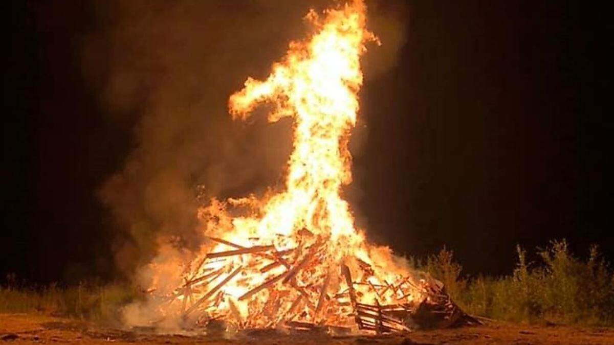 Die Flammen griffen bereits auf eine umliegende Böschung über 