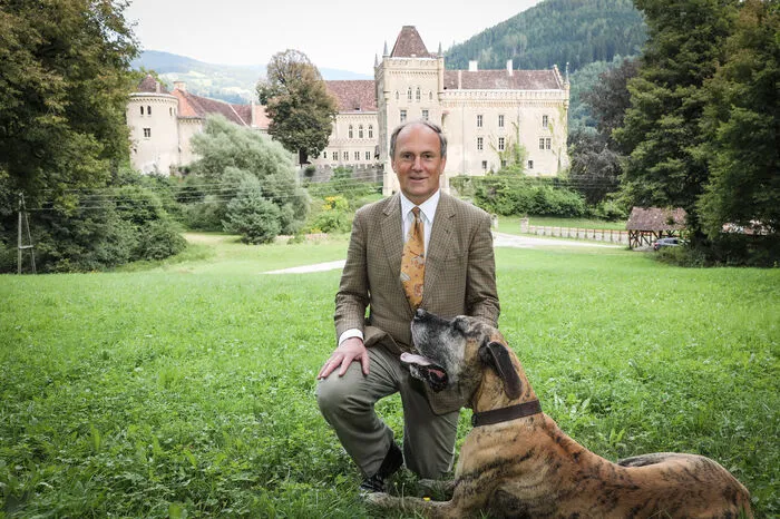 Schlossherr Sigurd Hochfellner mit seiner deutschen Dogge Ferdinand