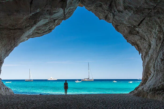 Cala Luna. Die Mondbucht, wie die Cala Luna genannt wird, ist nur per Boot oder über eine Wanderung zu erreichen. Die meisten Boote starten in Cala Gonone. Felsenhöhlen eröffnen eine spektakuläre Kulisse auf das türkise Wasser. Der Strand ist zwar eher kiesig, aber herrlich weiß. Es gibt ein kleines Restaurant am Strand. Ältere Kinder haben ihren Spaß in der Cala Luna, für Kleinkinder ist der Strand eher nicht geeignet. Da es im Sommer sehr voll sein kann, empfiehlt sich der Besuch in der Vor- und Nachsaison.