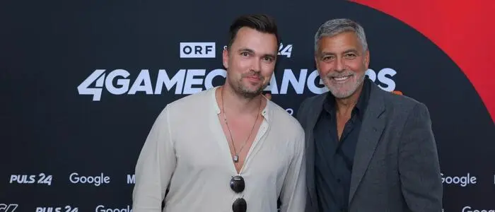 Der aus der Weststeiermark stammende Filmemacher Mark Bernsteiner (am Bild mit George Clooney) begleitet zahlreiche Stars mit seiner Kamera