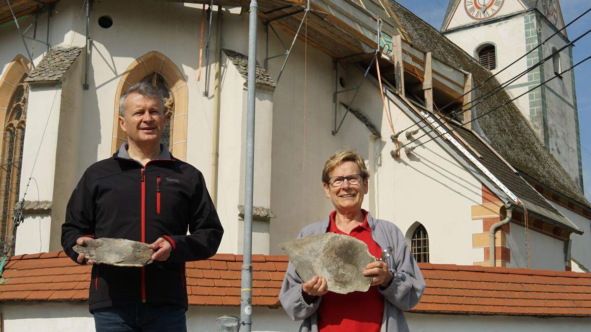 Dechant Zoltán Papp mit Hermine Sereinig, Obfrau des Arbeitskreises Haimburg (von links) 