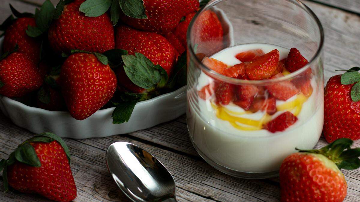 Symbolbild Topfenmousse mit Erdbeeren | Symbolbild Topfenmousse mit Erdbeeren
