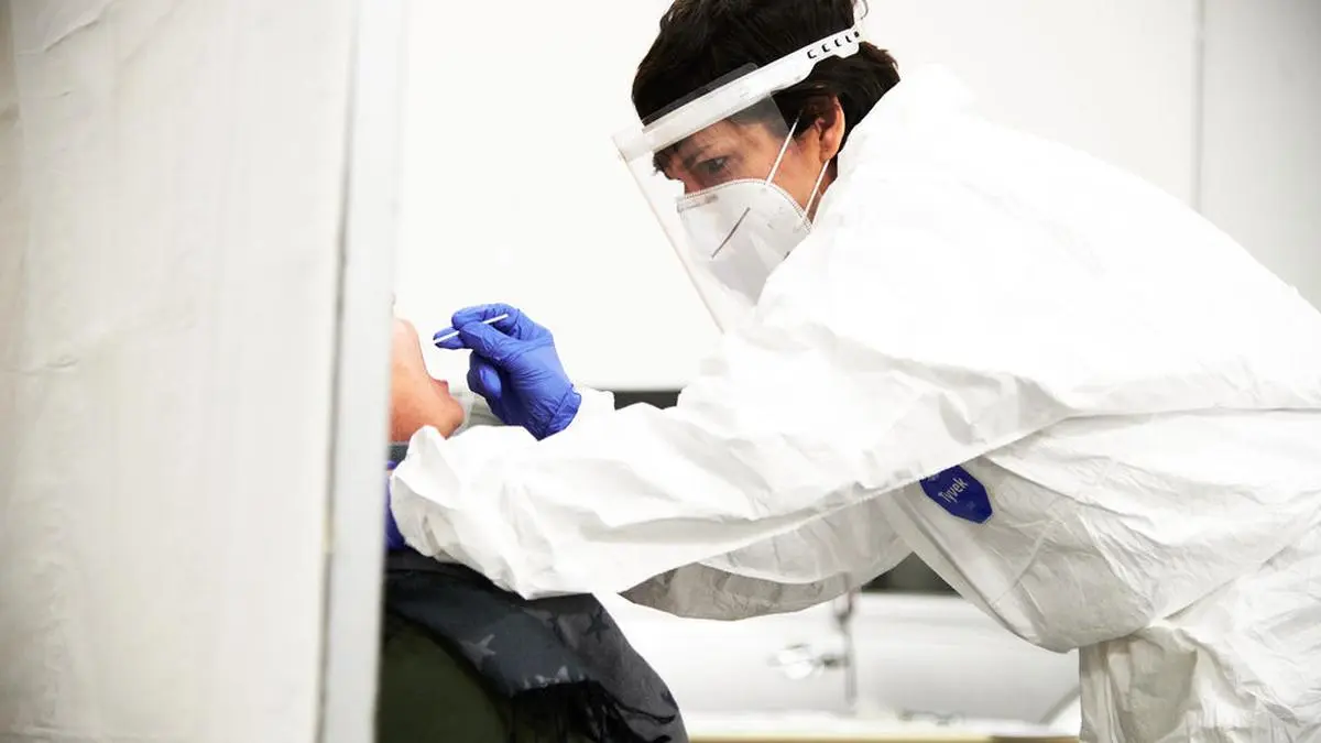 ABD0083_20201203 - TRAISKIRCHEN - ÖSTERREICH: ++ HANDOUT ++ SPÖ-Chefin Pamela Rendi-Wagner bei der ehrenamtlichen Arbeit als Ärztin bei Corona-Tests für Lehrpersonal in Traiskirchen am Donnerstag, 3. Dezember 2020. - FOTO: APA/SPÖ/DAVID VISNJIC - ++ WIR WEISEN AUSDRÜCKLICH DARAUF HIN, DASS EINE VERWENDUNG DES BILDES AUS MEDIEN- UND/ODER URHEBERRECHTLICHEN GRÜNDEN AUSSCHLIESSLICH IM ZUSAMMENHANG MIT DEM ANGEFÜHRTEN ZWECK UND REDAKTIONELL ERFOLGEN DARF - VOLLSTÄNDIGE COPYRIGHTNENNUNG VERPFLICHTEND ++