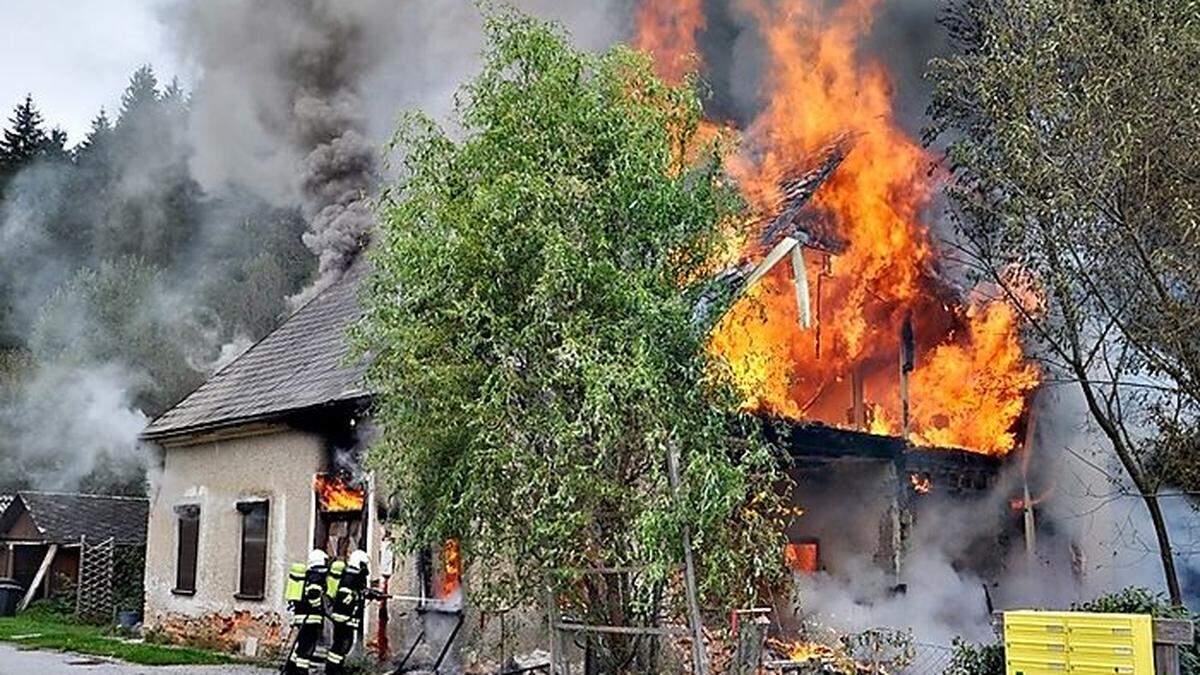 Am 23. September brannte dieses Wohnhaus komplett nieder, laut Polizei legte der Hausbesitzer das Feuer gelegt habne