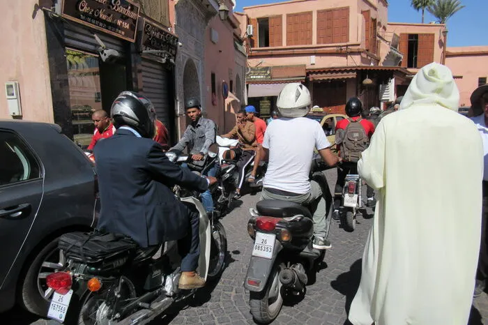 In der Medina (Altstadt) von Marrakesch: Den spärlichen Raum im Zentrum der „roten Stadt“, die ihren Namen der dominierenden Farbe verdankt, teilen sich Fußgänger mit hupenden Mopedfahrern und Pferdefuhrwerken. 