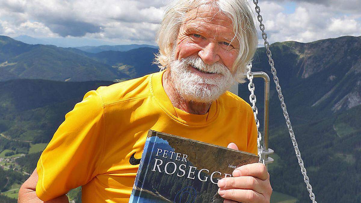 Jakob Hiller mit dem zweiten Band von &quot;Peter Rosegger und die Alpen&quot;