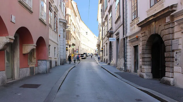 Ist-Zustand: So kennt man die Bürgergasse im Herzen von Graz. Historische Gebäude säumen die schmale Straße und obwohl nur wenig Autoverkehr herrscht, ist die Straße für Autos geplant.