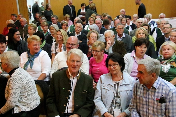 Bis zur Saalöffnung eine halbe Stunde vor Beginn standen Freunde und Fans der Gruppe Schlange bis auf die Straße vor dem Volksheim, wo die „Gradner Weisenbläser“ die geduldig Wartenden musikalisch einstimmten. Beide Säle des Volksheimes waren voll, als die Mitwirkenden des Abends zum „Marsch der Steirer“, intoniert von den Weisenbläsern, einmarschierten. Als musikalische Gäste begeisterten die Musiker der „Wetterloch-Blas“ aus Öblarn das Publikum.