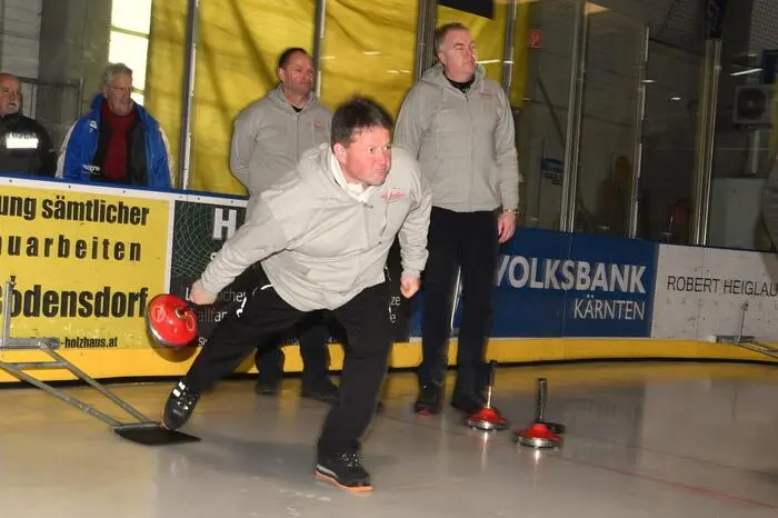 Eisstockexperte Günther Stranig bei voller Konzentration