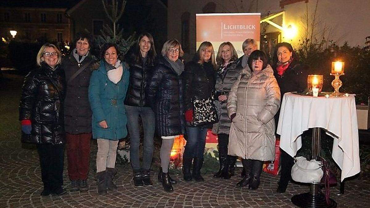 Das Lichtblick-Team lud zur Adventfeier auf den Hauptplatz	