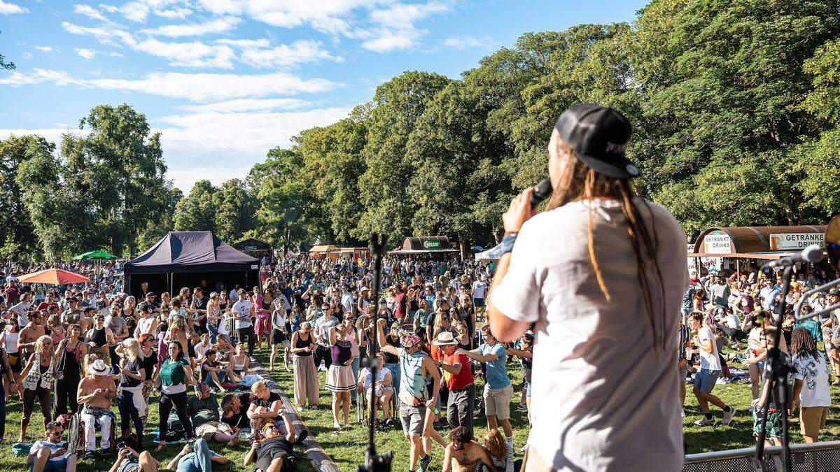 Das Augartenfest begeisterte am Samstag die Massen - für den Aufbau waren aber schwere Laster im Park unterwegs 