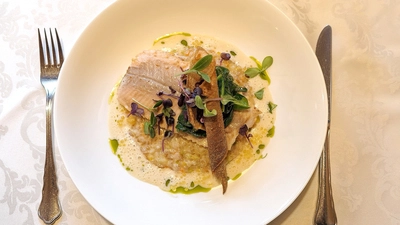 Gebratenes Ausseer Saiblingsfilet auf Tauernroggen-Risotto, Spinat, Saiblingskaviar und Beurre blanc.