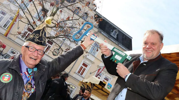 FFK-Präsident Werner Robing erhielt aus den Händen von Bürgermeister Martin Treffner den Stadtschlüssel!