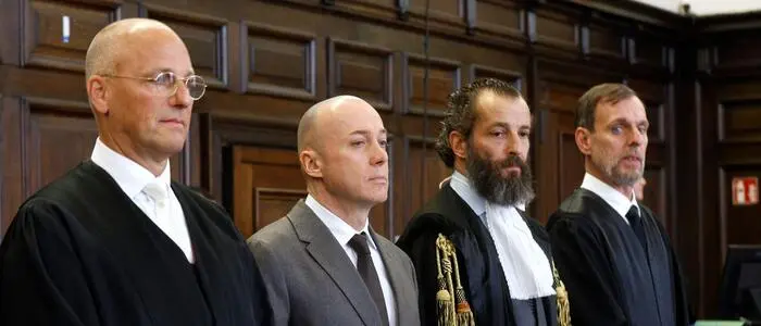 Der Angeklagte Serhij K. steht zwischen seinen Anwälten. Der Ukrainer Kusnetzow soll einer der Taucher gewesen sein, die die Sprengladungen an den Nord Stream-Pipelines in der Ostsee angebracht hatten