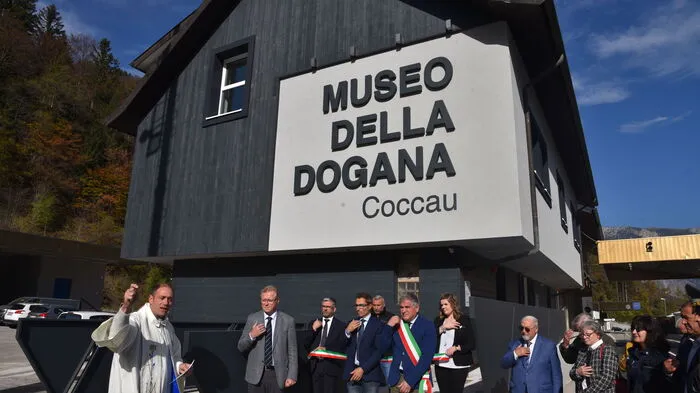 Montag, am 31. Oktober 2022, zu Mittag, segnete der Tarviser Pfarrer Don Alan Iacoponi das neue Zollmuseum in Coccau das nur ein paar Meter von der österreichischen Grenze eröffnet wurde. Neben dem Vize-Regionspräsidenten von Friaul-Julisch Venetien Stefano Mazzolini wohnten auch Vertreter der Exekutive und die Bürgermeister von Tarvis Renzo Zanette und Arnoldstein, Reinhard Antolitsch der Zeremonie bei. Am Nachmittag wurde das Partnerprojekt in Arnoldstein eröffnet, nämlich die Hans Haid-Alpe Adria-Büchersammlung mit mehreren tausend Büchern im Klosterweg 2.
