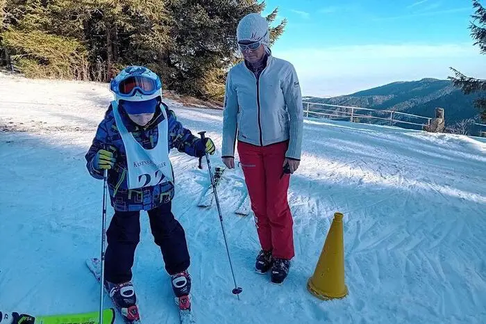 Am Ende der Woche konnten alle Kinder – selbst die, die am Montag das erste Mal Ski an die Füße geschnallt hatten, dank der drei Skilehrerinnen die gesamte Torlaufstrecke bewältigen.
