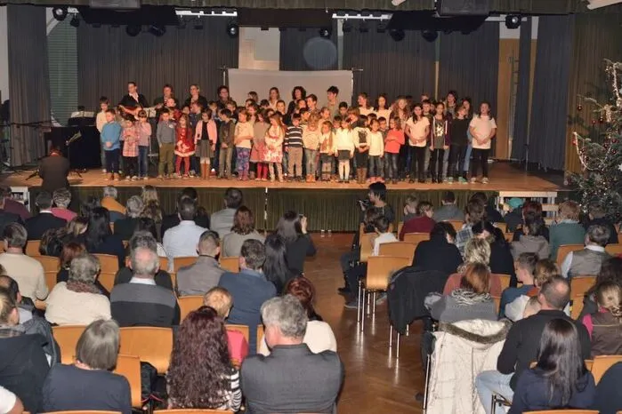 Sowohl auf der Bühne als auch im Saal herrschte vorweihnachtliche Stimmung.
