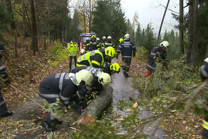 Top 5: Schwere Unwetter. Hagel durchlöcherte Dächer, Hochwasser vermurte Straßen, Felssturz am Grimming. Auch eine Frau wurde verletzt. Mehr dazu.   