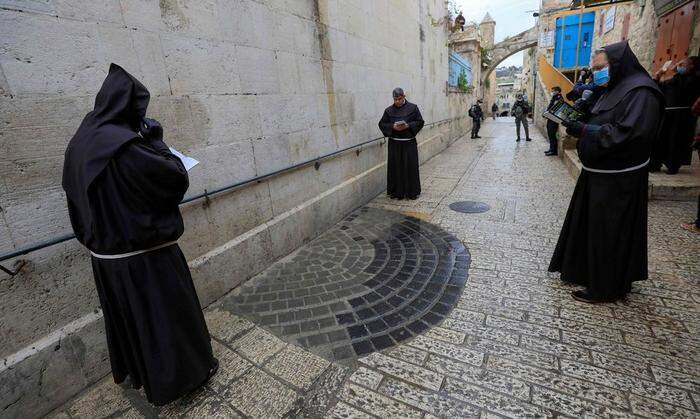Die Franziskaner-Mönche auf dem Kreuzweg
