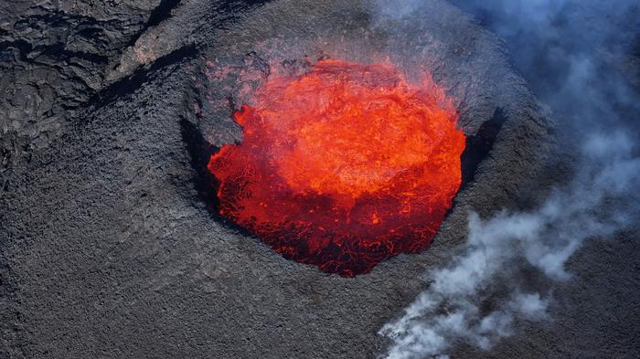 Eine spektakuläre Drohnenaufnahme einer Eruption