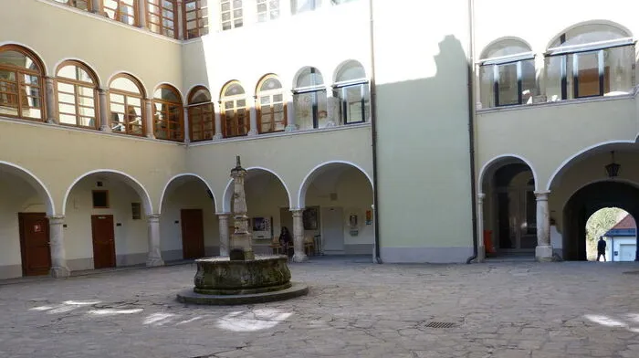 Der Innenhof von Schloss Schwanberg?