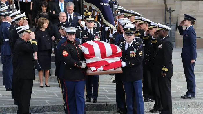 Mit einem Staatsakt haben die USA Abschied von ihrem verstorbenen früheren US-Präsidenten George H. W. Bush genommen. An der Trauerfeier am Mittwoch in der Nationalen Kathedrale in Washington nahmen Staatenlenker aus aller Welt teil.