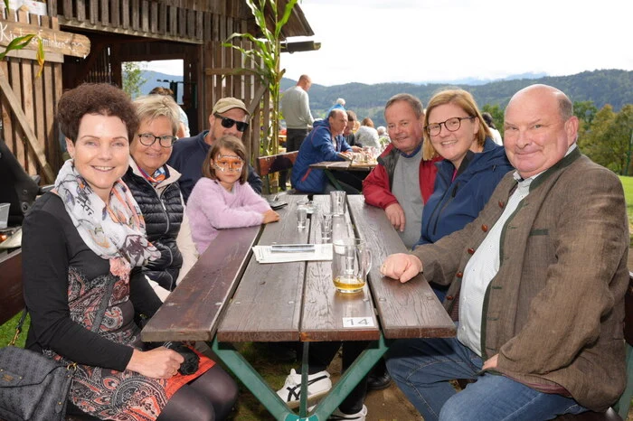 In geselliger Runde: Ulrike und Peter Zlanabitnig mit Familie Erika, Johann und Julia Schuster. 