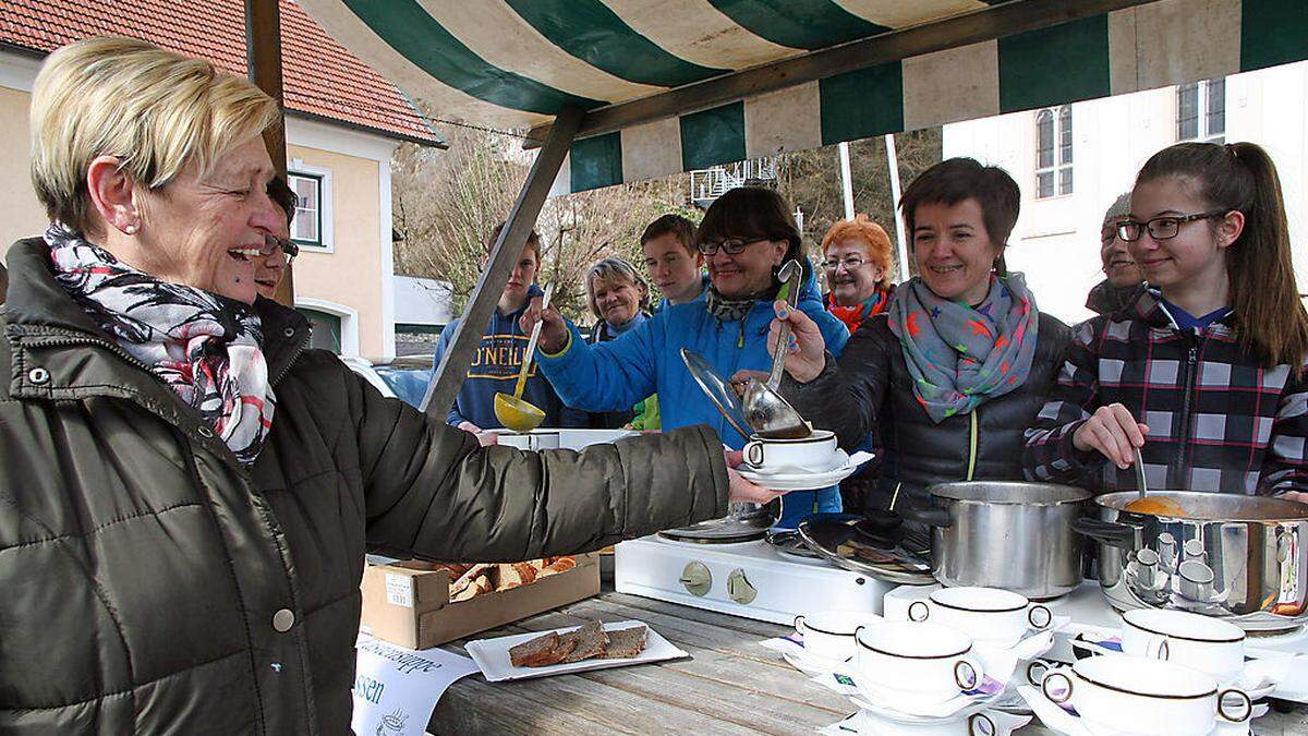 Die Griffner stellten sich am Samstagvormittag zur Fastensuppe der Firmlinge an 