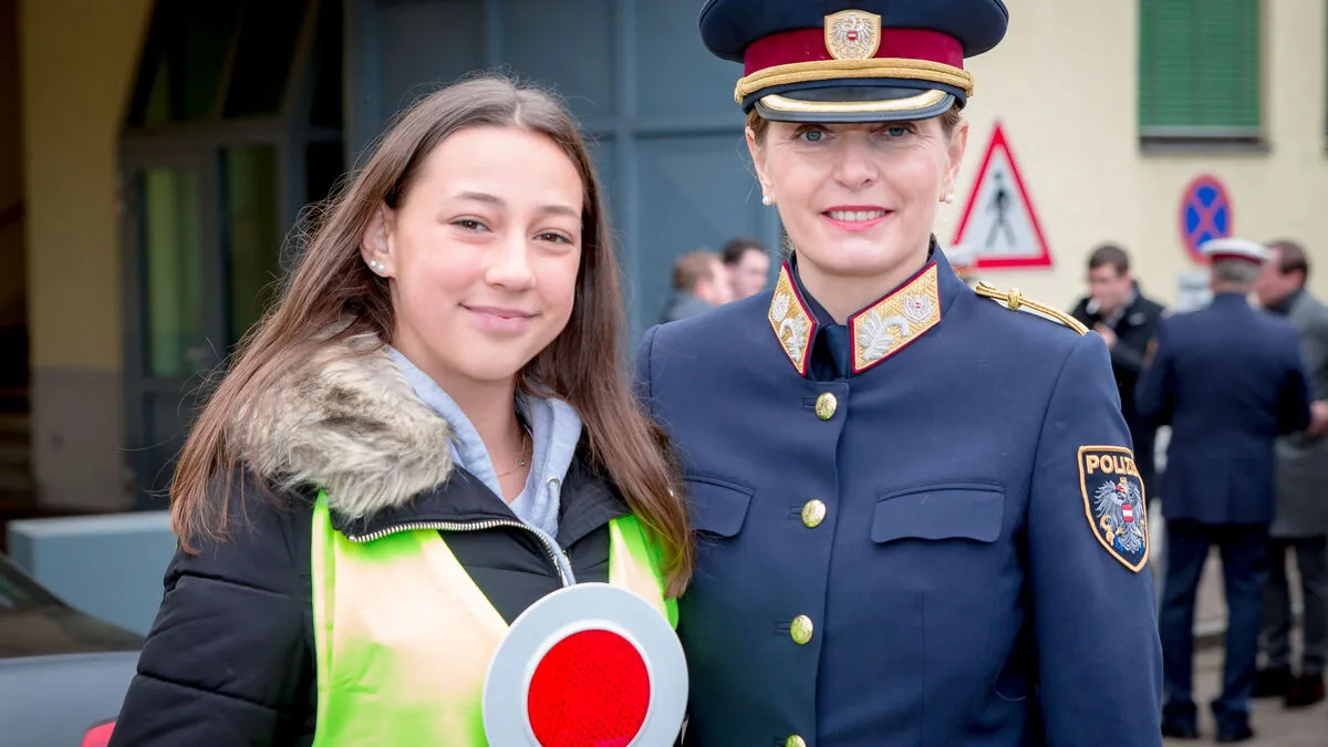 Starkes Team mit Vorbildwirkung: Schülerlotsin Emily und Mag. Dr. Michaela Kohlweiß. Die Kärntner Landespolizeidirektorin ist stolz auf die rund 300 engagierten SchülerlotsInnen, welche tagtäglich für mehr Sicherheit auf Kärntens Schulwegen sorgen.