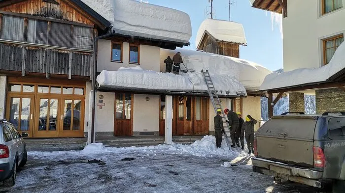 Seit Dienstag sind 13 Soldaten der Villacher Pioniere aus Kärnten im Assistenzeinsatz, um örtliche Behörden im Kampf gegen den Schnee zu unterstützen.