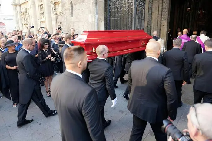 Richard Lugners Sarg auf dem Weg in den Stephansdom.