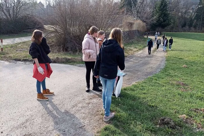 Die Klasse 1a in Richtung Buchscheiden unterwegs