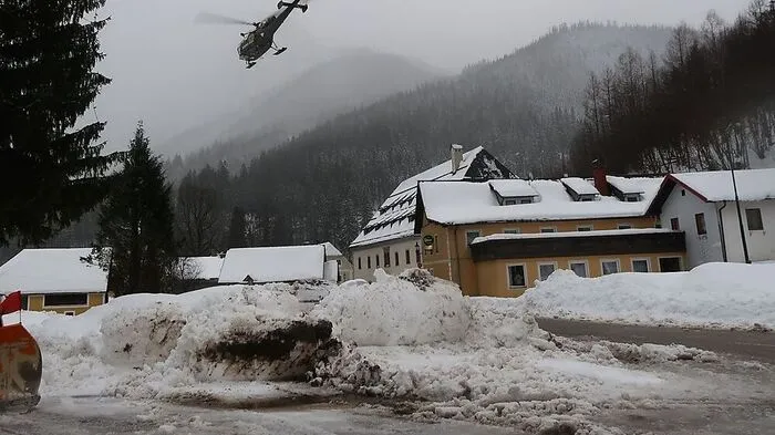 Ein Heereshubschrauber brachte Montagnachmittag dringend benötigten Sauerstoff nach Radmer, das seit Sonntag nicht erreichbar ist