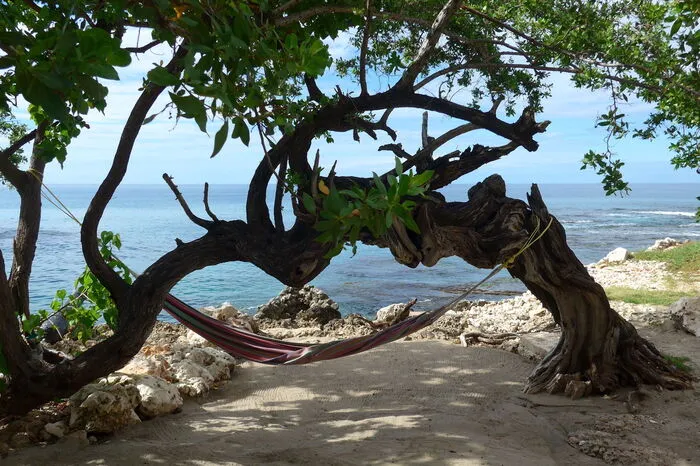 Noch einmal "Jakes Ressort" im Süden Jamaikas beim Treasure Beach: eine Alternative zu den riesigen All-Inclusive-Hotelanlagen im Norden, aber dafür felsig.