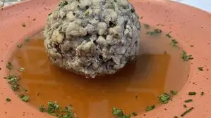 Herzhaft und authentisch: die Leberknödelsuppe nach Art des Hauses