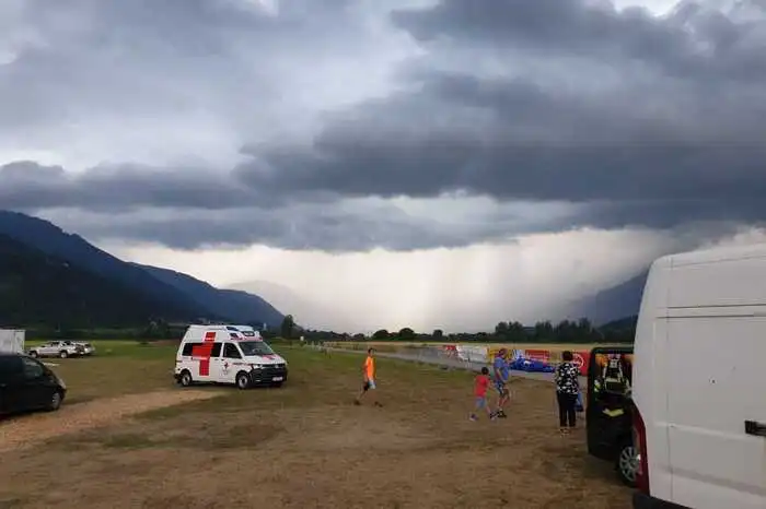 Nachdem die Silber-Bewerbe vorbei waren, zog allerdings gegen 13 Uhr am Sonntag die nächste Wetterfront auf und sorgte vorerst für Bedenken, was die Austragung der Bronze-Bewerbe betraf.