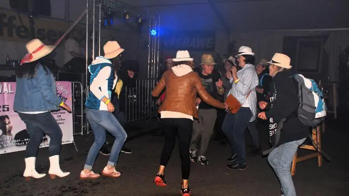 Ausgelassene Stimmung im Partyzelt.