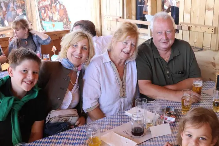 Übrigens: In der bis auf den letzten Platz gefüllten Hütte gesichtet wurden am Wochenende unter anderem die Hirter Geschäftsführer Klaus Möller, Niki Riegler und Heimo Schader, Hirter Lady Astrid Matchett-Krenn, Filmprofi Anton Wieser sowie das St. Veiter Faschingsurgestein Karl Pugganig.