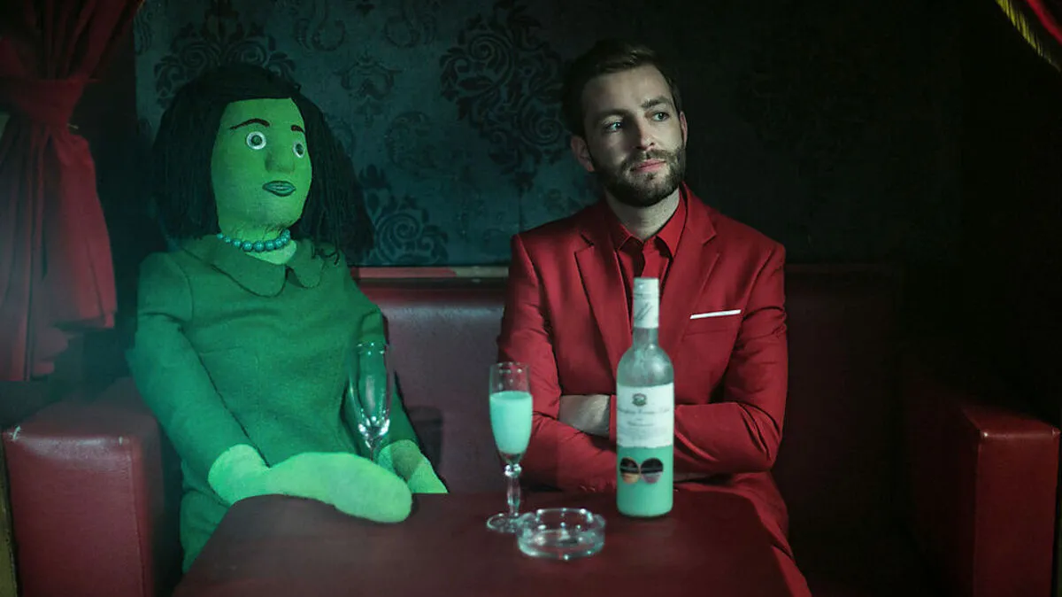 Vom Liebesabenteuer mit der verheirateten Cordula Grün, im Video eine Puppe, singt Josh.