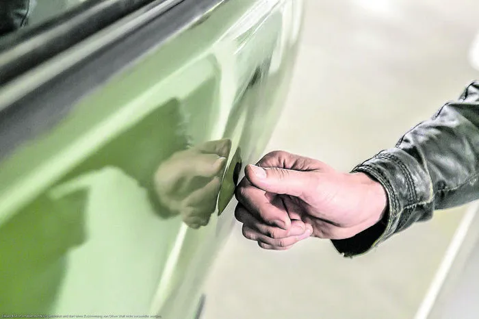 Steinschläge, Dellen und Kratzer sind nicht schlimm, dennoch lohnt ein genauer Blick. Gibt es Rost? Ist die Windschutzscheibe okay? Daher nie ein ungewaschenes Auto begutachten – kleine Schäden sind dann perfekt verdeckt und es sagt einiges über den Pflegezustand aus.