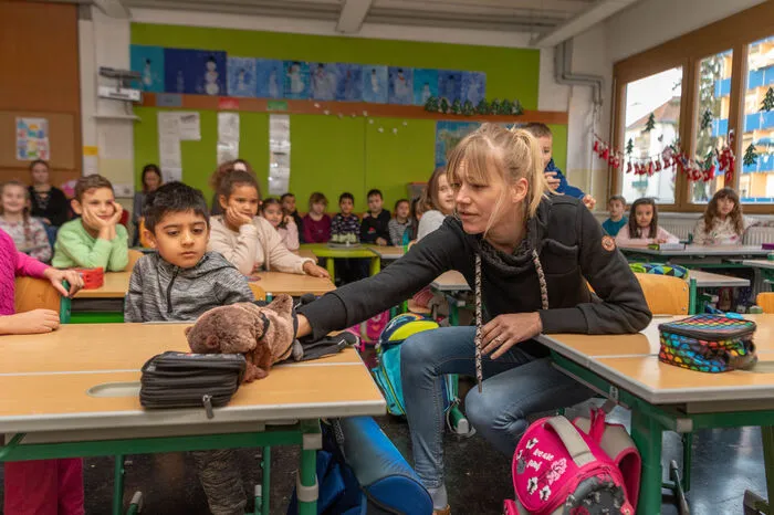 Ruth Hauser mit der frechen Eule Eurelia: Mit dem Stofftier in der Hand zeigt die Integrationslehrerin Ruth Hauszer vor, wie es nicht so nett ist
