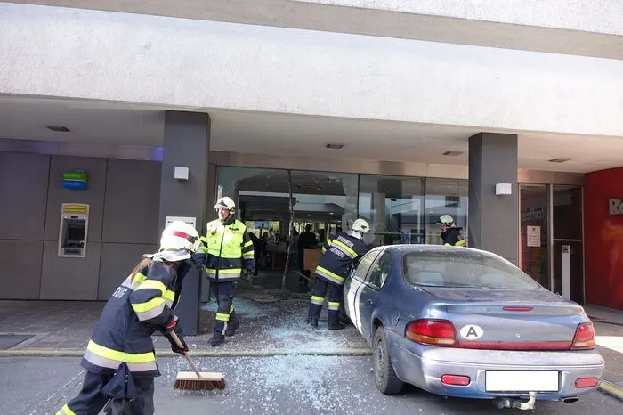 Der Mann hatte Glück im Unglück. Er erlitt zwar einen Schock, blieb bei dem Unfall aber unverletzt...