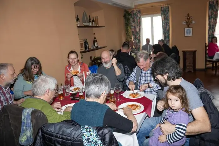 Es gibt eine umfangreiche Speisenkarte und zu den vielen Varianten an Pizzen gibt es auch die traditionelle italienische Küche, Pizza – Pasta – Fisch, erzählt Ionel Tudor und nennt besonders die Bekömmlichkeit seines Pizzateiges.