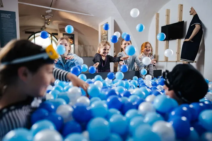 Neben einem Bällebad – das mit historischen Badekostümen zum Anziehen als Foto-Spot inszeniert wird