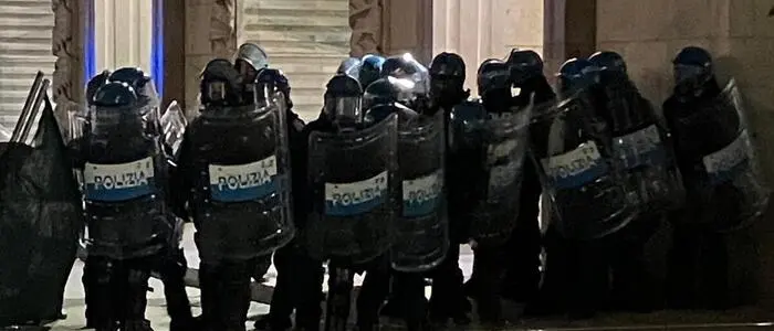 Die Polizistinnen und Polizisten trugen Schutzkleidung, Helme und Schilde
